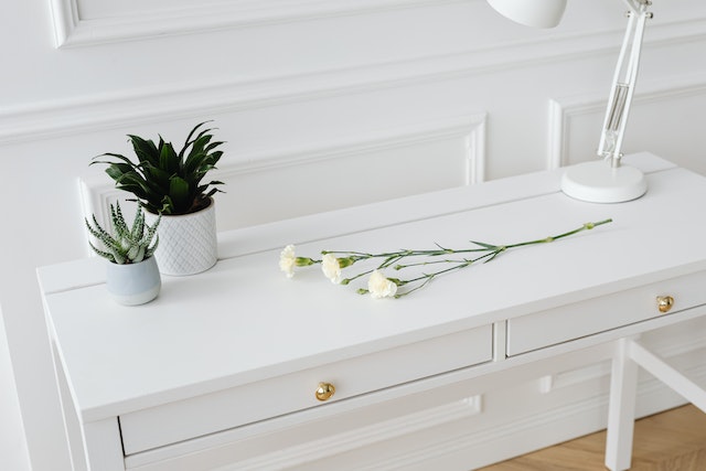 White desk with drawers